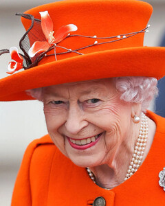 Всё переживёт: Елизавета II вылечилась от COVID-19 и встретилась с представителями британской короны