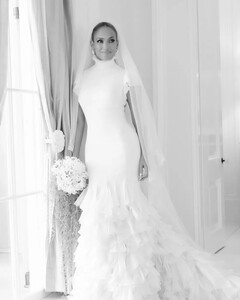 Появились первые фотографии свадебных платьев Дженнифер Лопес
