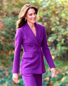 Выход по-королевски: Кейт Миддлтон посетила музей дизайна в Лондоне в костюме лилового цвета