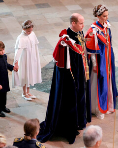 Кейт Миддлтон и принц Уильям вместе с Шарлоттой и Луи прибыли на коронацию короля Карла III