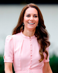 Принцессы выбирают розовый: Кейт Миддлтон в платье в стиле «барбикор» посетила открытие Детского музея