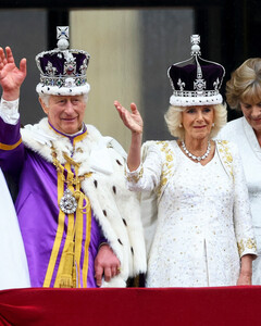 Приветствие без принца Гарри: король Карл III и королева Камилла обратились к народу с балкона Букингемского дворца