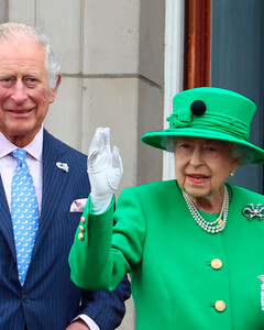 Королева Елизавета II появилась в ярко-зелёном платье на заключительном мероприятии Платинового юбилея