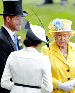 Королева может отозвать приглашение Меган Маркл и принца Гарри на свой платиновый юбилей