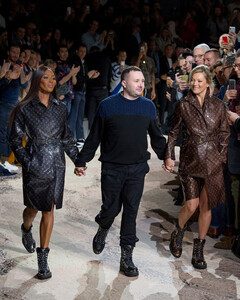 Кейт Мосс и Наоми Кэмпбелл вышли на подиум на прощальном шоу Кима Джонса для Louis Vuitton