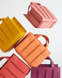 Max Mara обновили дизайн сумки Whitney в честь юбилея музея