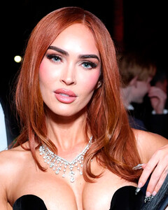 Меган Фокс предстала с огненно-рыжими волосами на вечеринке по случаю «Оскара-2023»