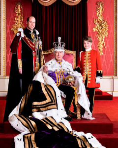 Букингемский дворец опубликовал новый портрет Карла III с главными наследниками престола — принцами Уильямом и Джорджем