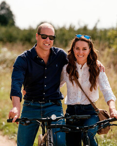 Принц Уильям и Кейт Миддлтон поделились романтическим фото в честь 12-й годовщины свадьбы