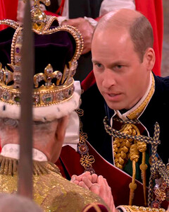 Глаза в глаза: принц Уильям преклонил колено и дал клятву Карлу III во время его коронации