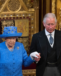 Королева хочет, чтобы принц Чарльз уважал волю принца Филиппа