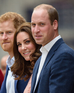 Принц Гарри сообщил о рождении дочери Кейт Миддлтон, а не брату принцу Уильяму