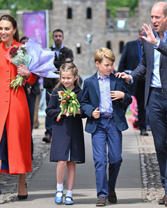 Приятный сюрприз: принц Уильям и Кейт Миддлтон вместе с Джорджем и Шарлоттой приехали в Уэльс