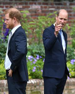 Вражда продолжается: принцы Гарри и Уильям не планируют встречаться на коронации Карла III