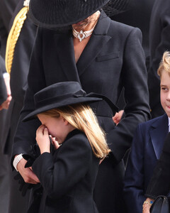 Принцесса Шарлотта расплакалась на похоронах королевы Елизаветы II