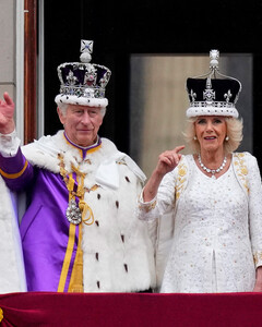 Читаем по губам: что Карл III сказал королеве Камилле во время приветствия на балконе Букингемского дворца?