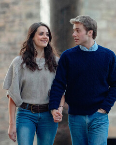 Опубликованы первые официальные кадры актёров, сыгравших принца Уильяма и Кейт Миддлтон в сериале «Корона»