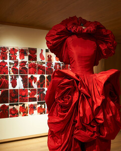 В бутике Alexander McQueen открылся сад платьев