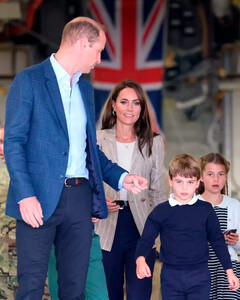 Принц Уильям и Кейт Миддлтон вместе с Джорджем, Шарлоттой и Луи посетили авиавыставку
