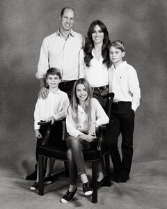 Кейт Миддлтон и принц Уильям показали новую семейную фотографию для рождественской открытки этого года