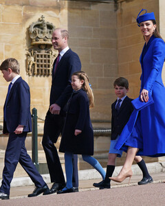 Кейт Миддлтон и принц Уильям вместе с Джорджем, Шарлоттой и Луи посетили пасхальную службу