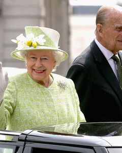 Королева Елизавета II и принц Филипп привились от коронавируса