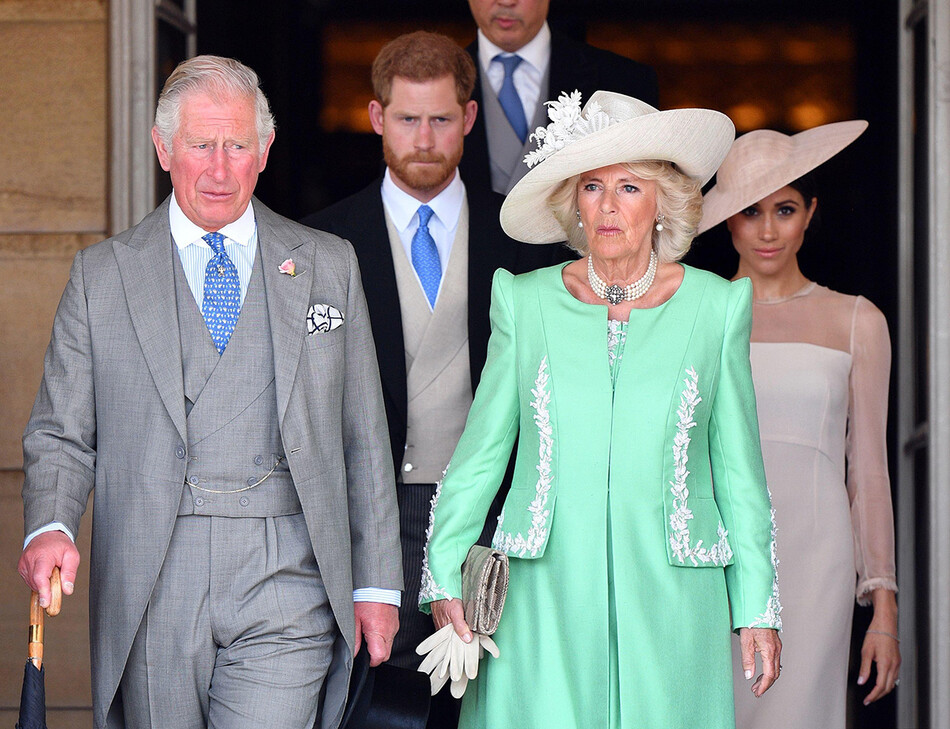 Принц Чарльз и Камилла Паркер-Боулз вместе с Меган Маркл и принцем Гарри во время благотворительного приёма в садах Букингемского дворца в честь 70-летия принца Уэльского, 22 мая 2018 года, Лондон, Великобритания