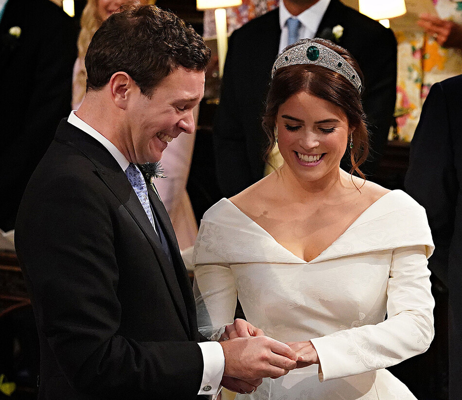 Джек Бруксбэнк и принцесса Евгения обмениваются обручальными кольцами в часовне Святого Георгия во время свадебной церемонии 12 октября 2018 года в Виндзоре, Англия
