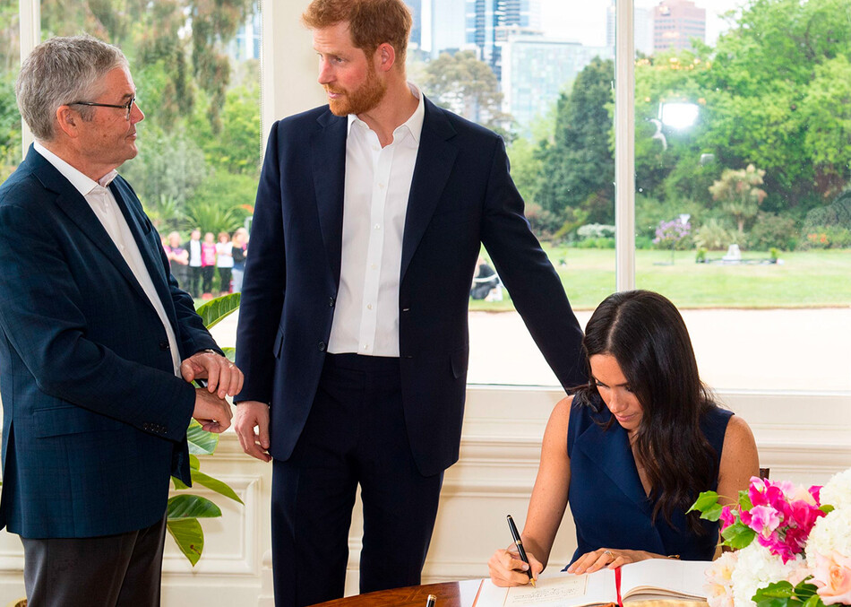 Принц Гарри, герцог Сассекский и Меган, герцогиня Сассекская подписывают книгу посетителей в Доме правительства 18 октября 2018 года в Мельбурне, Австралия. 
