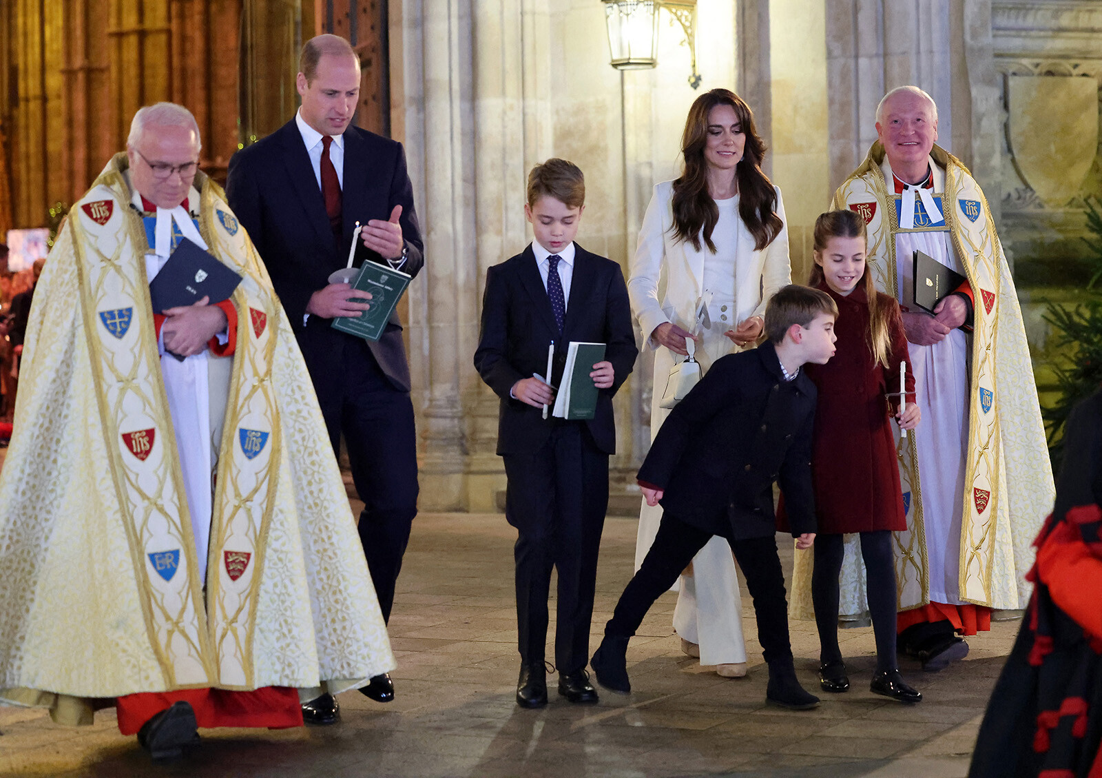 Принц Уильям и Кейт Миддлтон с детьми покидают Рождественский концерт, 2023