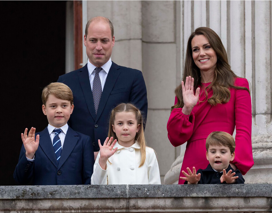 Принц Уильям с герцогиней Кэтрин и детьми, принцем Джорджем, принцессой Шарлоттой и принцем Луи на балконе Букингемского дворца во время платинового юбилея 5 июня 2022 года в Лондоне, Англия