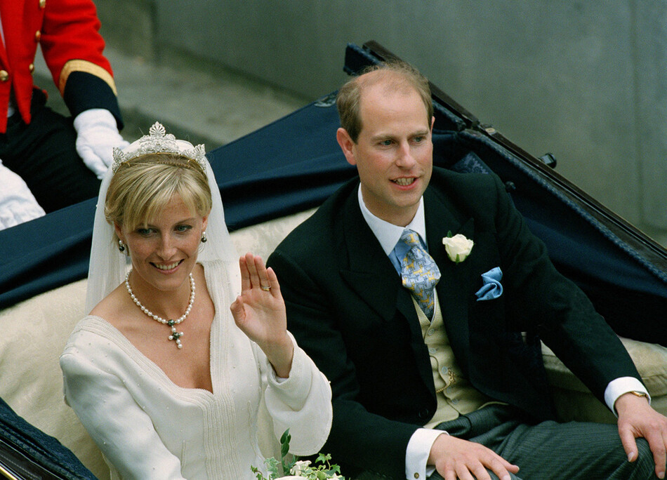 Королевская свадьба, Виндзор, Лондон, Англия, июнь 1999 г., принц Эдвард и его жена Софи едут в карете с открытым верхом