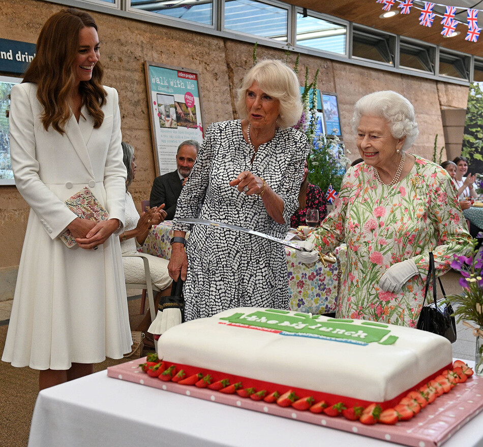 Елизавета II режит торт саблей на саммите G7