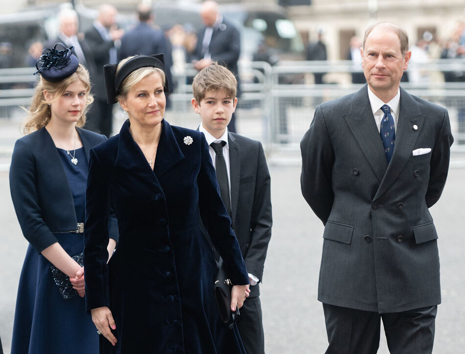 Леди Луиза Виндзор с членами своей семьи на поминальной службе принца Филиппа, 2022