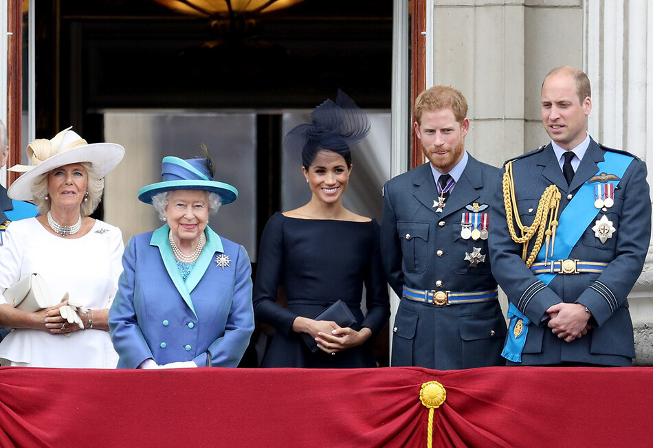 Королева Елизавета II с членами королевской семьи на балконе Букингемского дворца 10 июля 2018 года в Лондоне, Англия