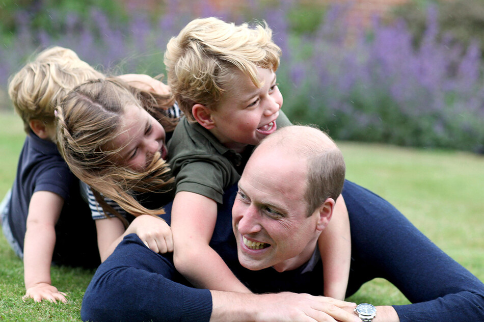 Герцог Кембриджский играет на траве с принцем Джорджем, принцессой Шарлоттой и принцем Луи, во время Дня отца в Кенсингтонском дворце, фотограф Кейт Миддлтон, 2020 г.