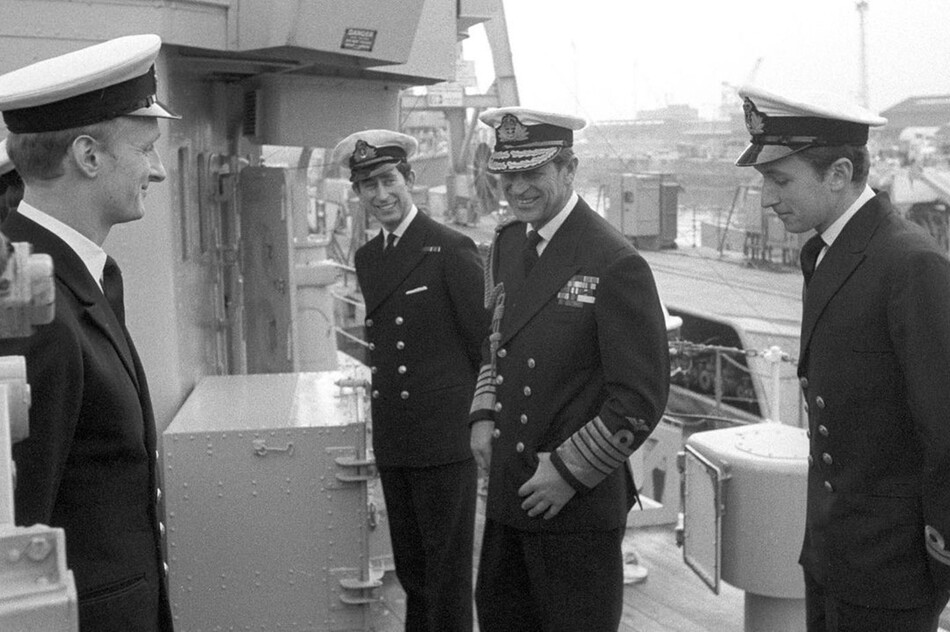 Принц Филипп с принцем Чарльзом на борту военного корабля &laquo;HMS Bronington&raquo; &mdash; (&laquo;Бронингтон&raquo;) 20 февраля 1976 г.