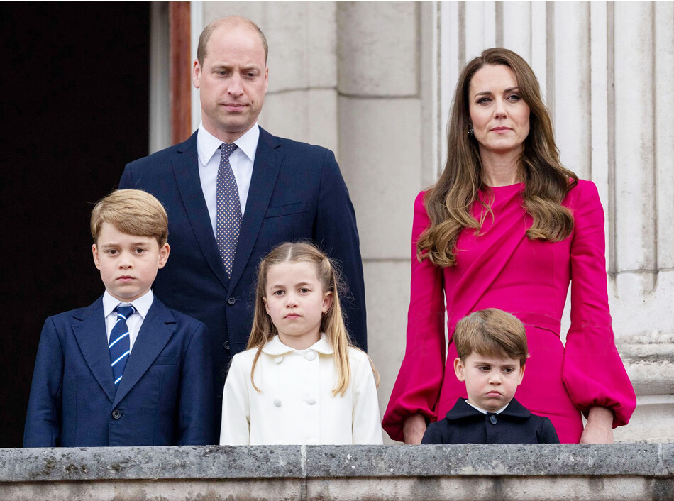 Грустная семья герцогов Кембриджских с детьми на балконе Букингемского дворца во время платинового юбилея 5 июня 2022 года в Лондоне, Англия