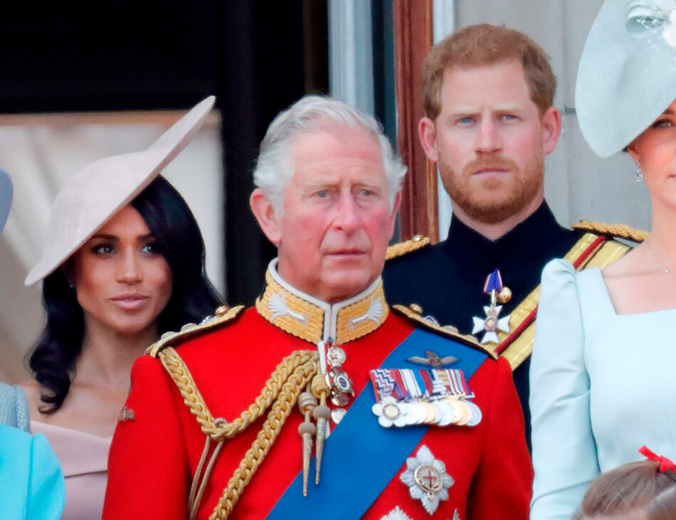 Король Карл III и принц Гарри с Меган Маркл&nbsp;стоят на балконе Букингемского дворца во время Trooping The Color 2018 9 июня 2018 года в Лондоне, Англия