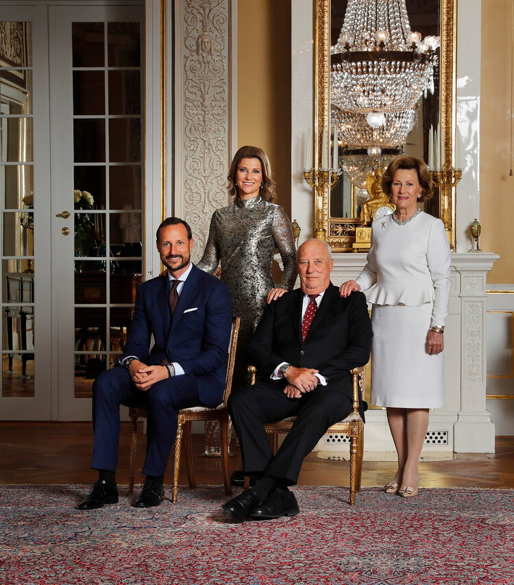 На этом снимке, сделанном 17 октября 2016 года в Осло и опубликованном 17 февраля 2017 года, изображены король Норвегии Харальд V (внизу справа) и Соня из Норвегии (вверху справа), а также наследный принц Норвегии Хокон и принцесса Норвегии Марта Луиза