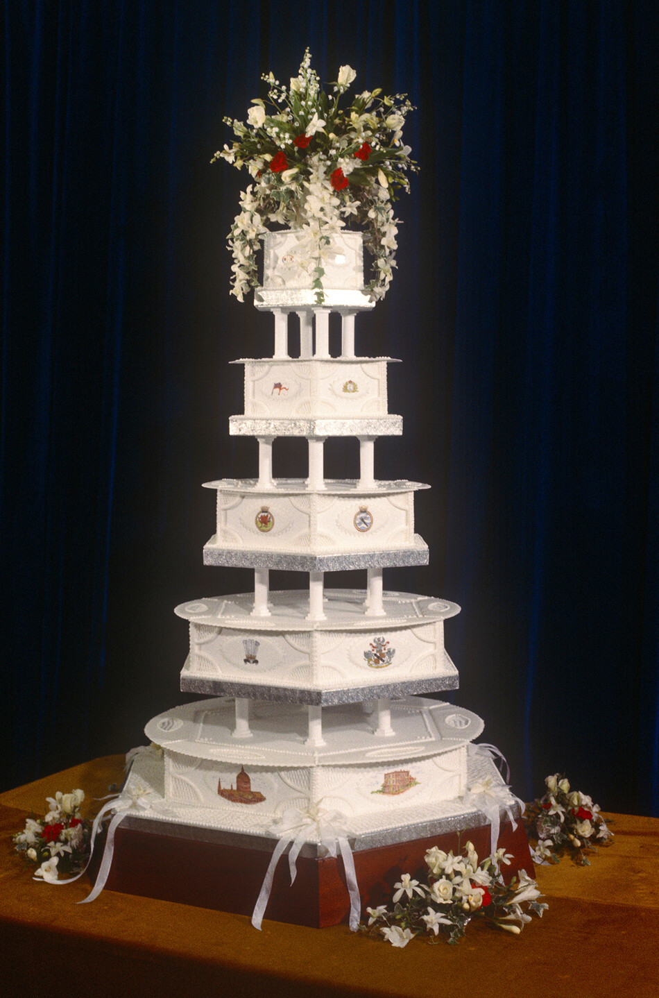 Свадебный торт на выставке на королевской свадьбе Чарльза и Дианы, 29 июля 1981 