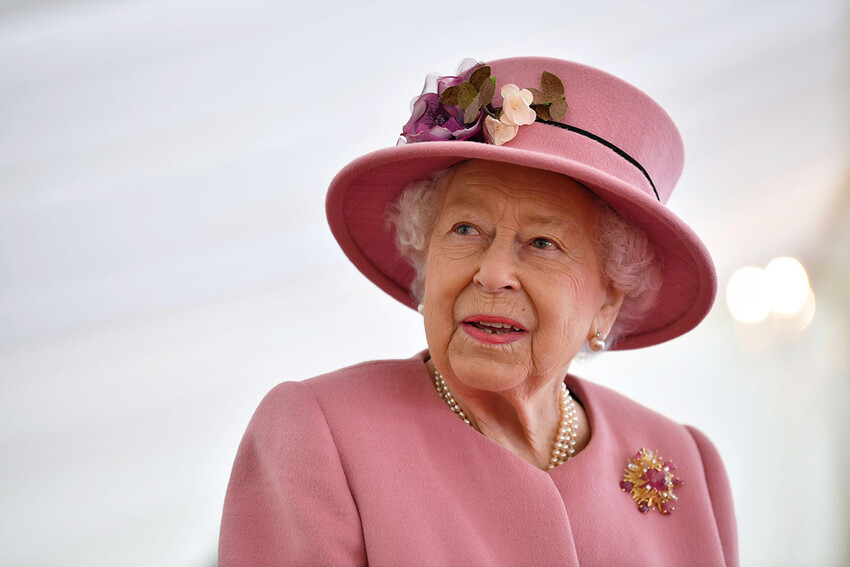 Королева Елизавета II выпустила джин с травами 