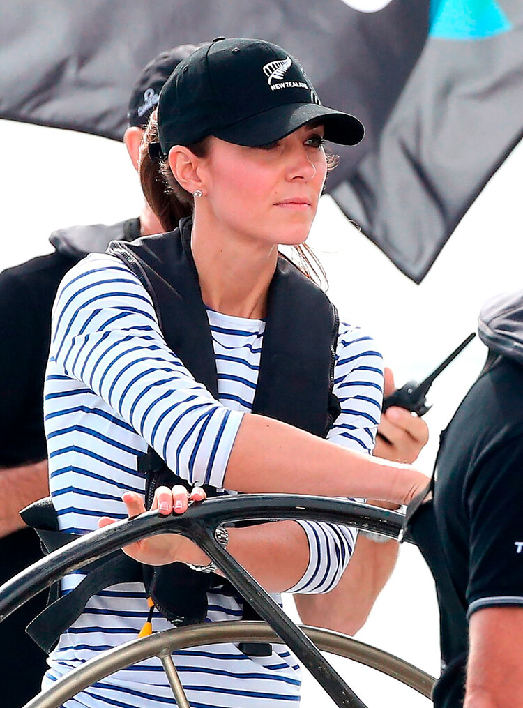 Кэтрин, герцогиня Кембриджская соревнуется со своим мужем принцем Уильямом во время дружеского соревнования в гавани Вайтемата в Окленде в рамках своего королевского тура по Новой Зеландии 11 апреля 2014 года