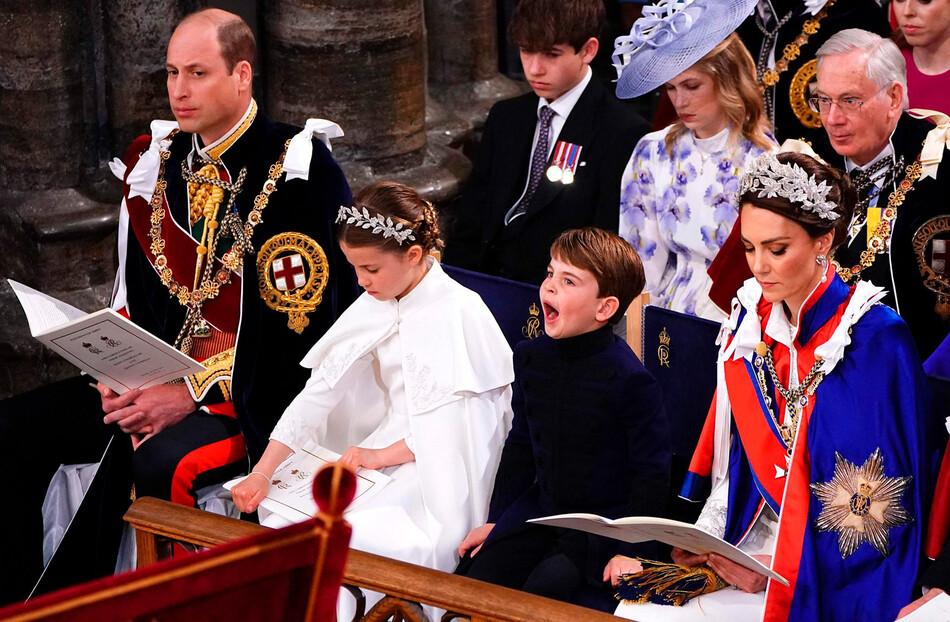 Кейт Миддлтон и принц Уильям вместе с принцессой Шарлоттой и принцем Луи в Вестминстерское аббатство на коронацию Карла III, 2023