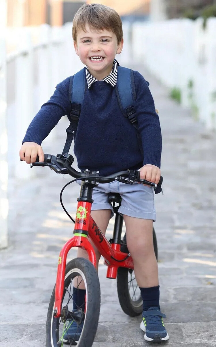 Принц Луи на велосипеде в Кенсингтонском дворце перед отъездом в первый день в детском саду Willcocks 21 апреля 2021 года в Лондоне, Англия