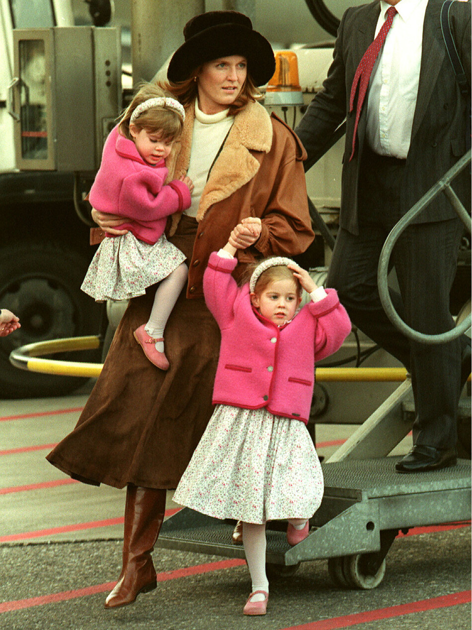 Герцогиня Йоркская со своими дочерями прибывает в аэропорт Цюриха, 28 декабря 1992