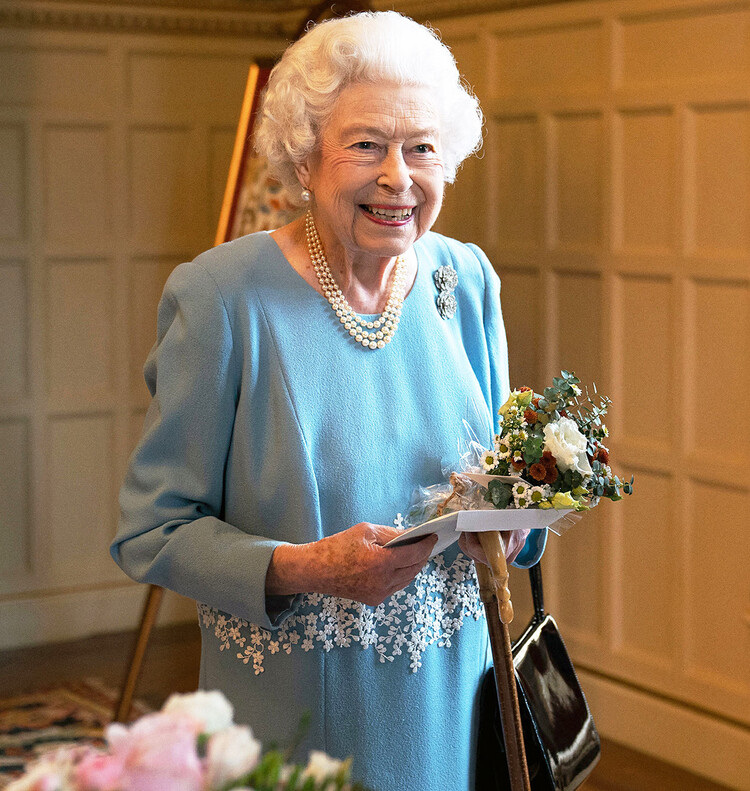 Её Величество королева Елизавета II беседует с членами Общества дружбы Западного Норфолка во время празднования начала Платинового юбилея на приёме в бальном зале поместья Сандрингем, резиденции королевы в Норфолке, 5 февраля 2022
