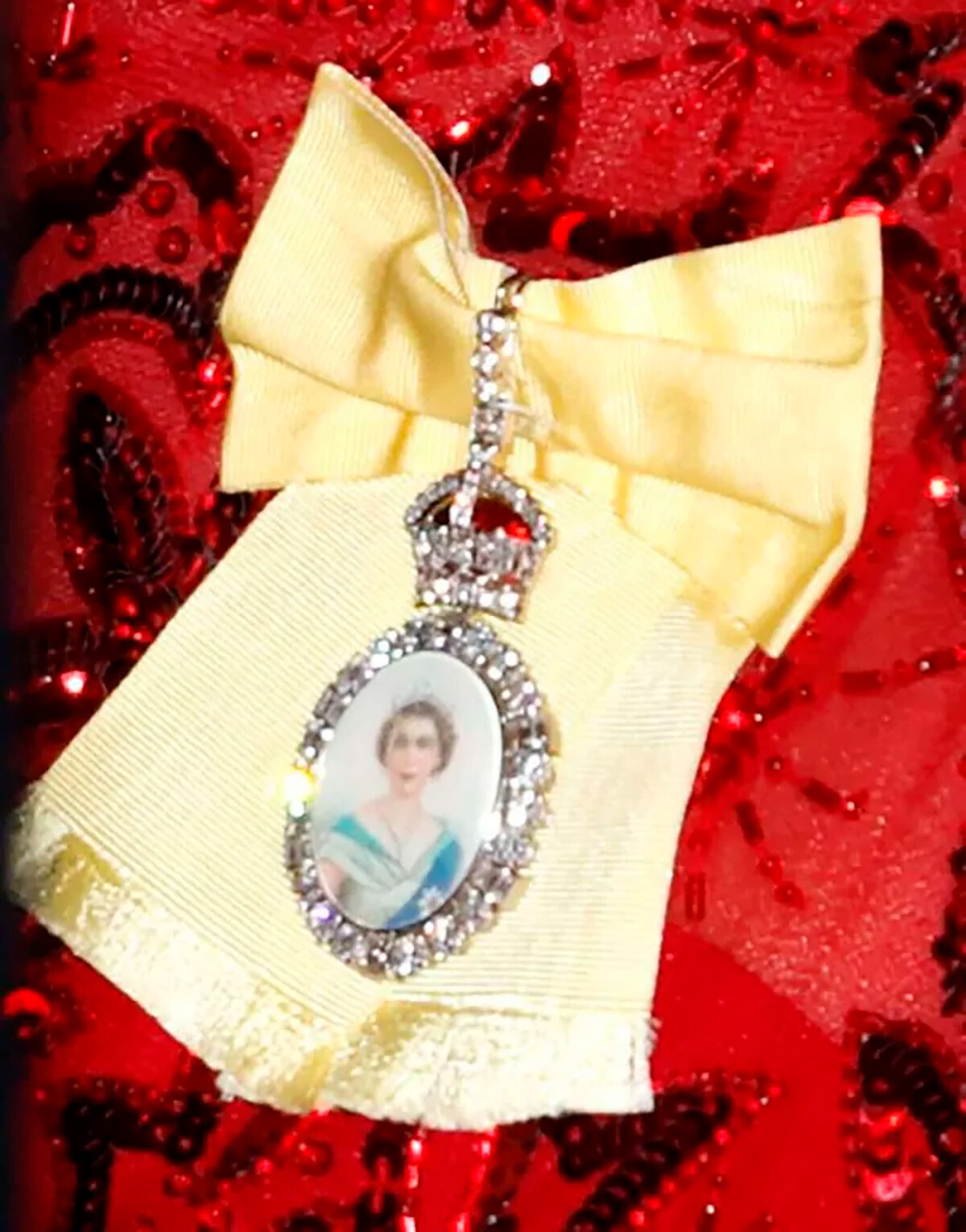 Орден королевской семьи с&nbsp;мини-портретом Елизаветы II