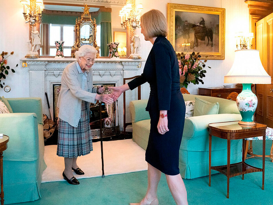 Королева Елизавета II и новый лидер Консервативной партии и избранный премьер-министр Великобритании Лиз Трасс встречаются в замке Балморал в Баллатере, во время церемонии &laquo;целования руки&raquo;, Шотландия, 6 сентября 2022 года
