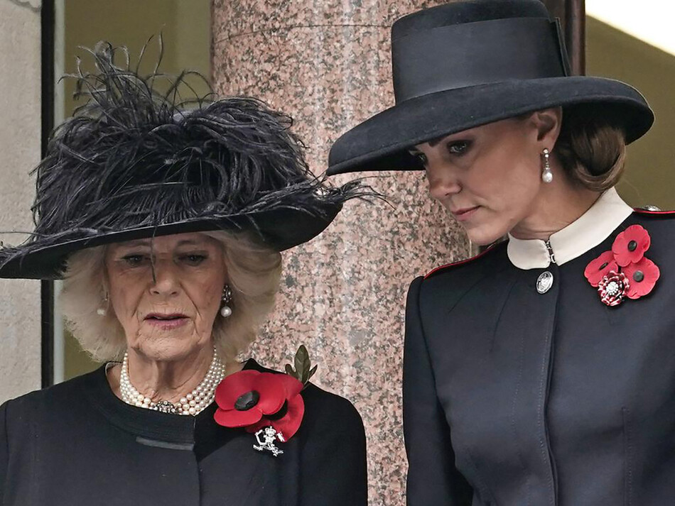 Королева-консорт Камилла и Кейт Миддлтон на балконе Министерства иностранных дел во время Национального дня памяти павших в Кенотафе, Уайтхолл 14 ноября 2021 года в Лондоне, Англия